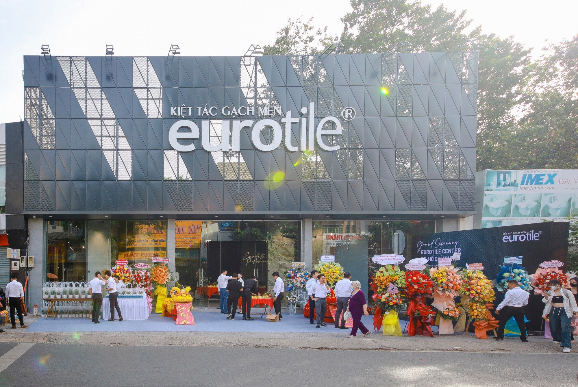 1-eurotile-center-tphcm-co-thiet-ke-khong-gian-mo-toa-lac-tai-270-ly-thuong-kiet-quan-10.jpg