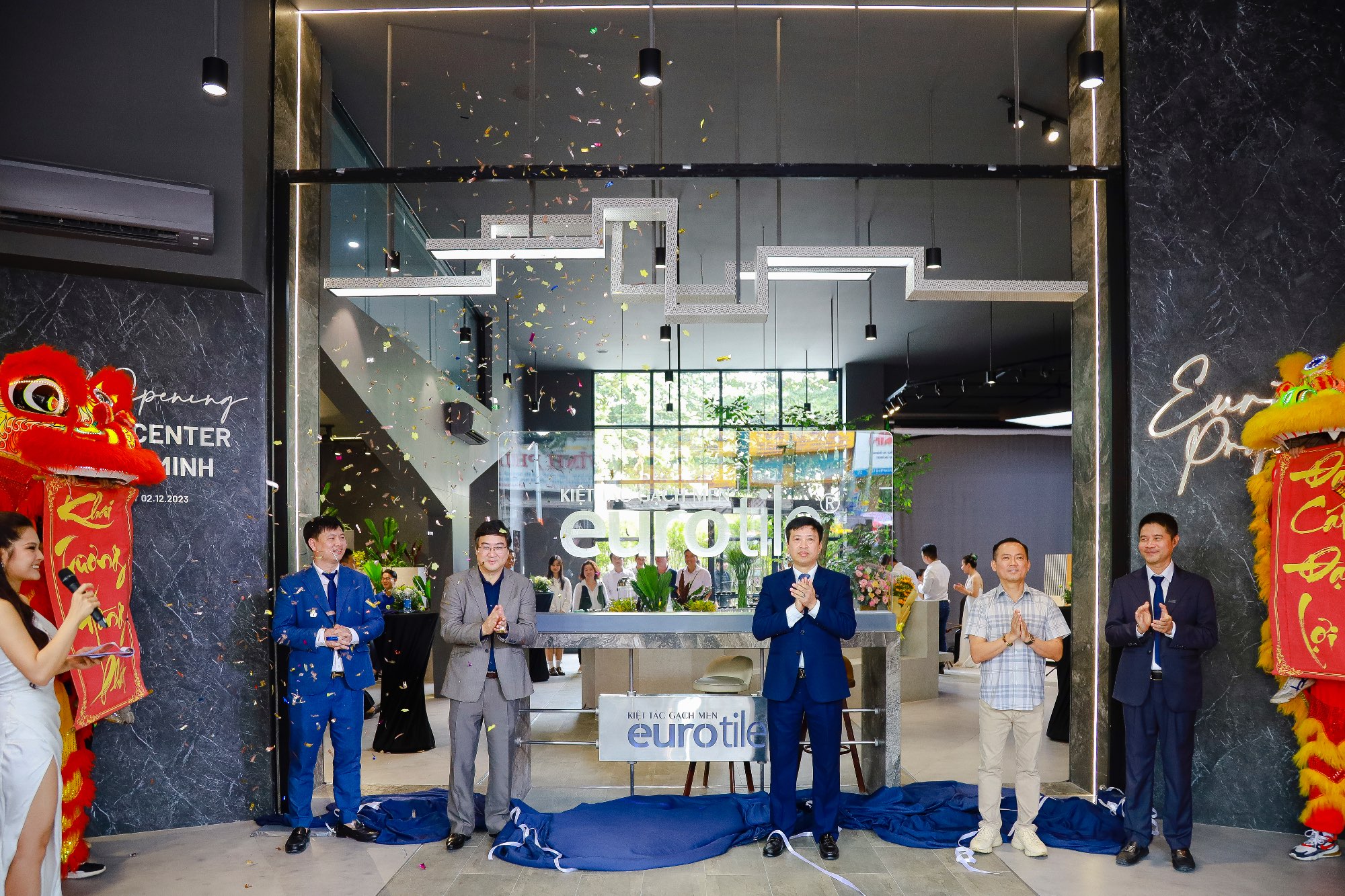 4-ban-lanh-dao-viglacera-eurotile-va-dai-dien-hoi-kien-truc-su-viet-nam-phan-gia-group-thuc-hien-nghi-le-keo-rem-khai-truongjpg.jpg