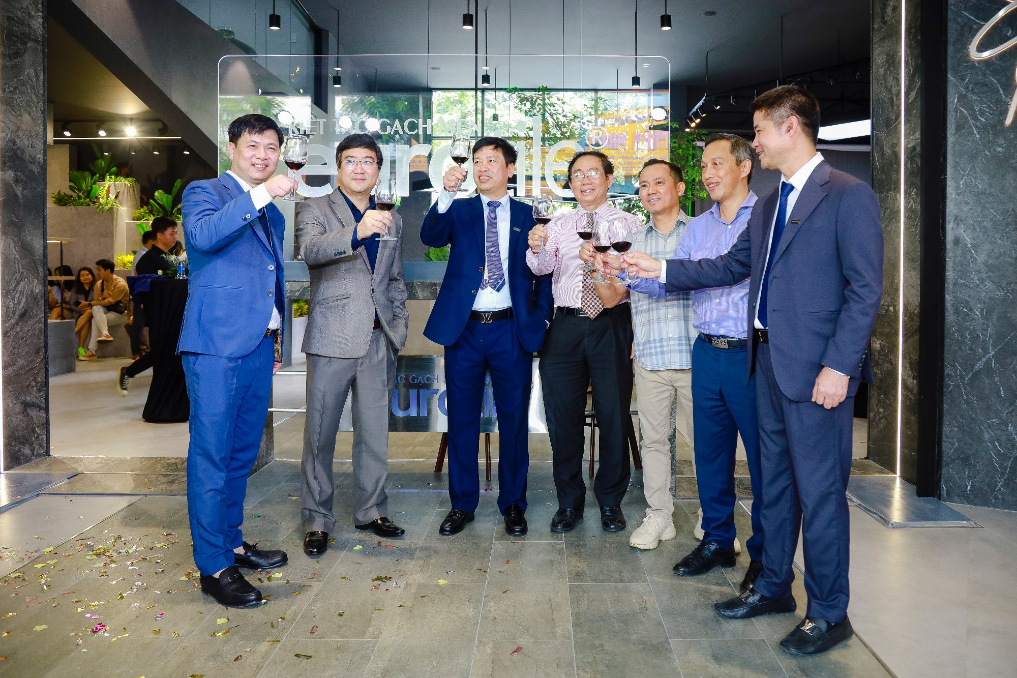 5-khoanh-khac-nang-ly-chuc-mung-cot-moc-quan-trong-cua-eurotile-center-tp-ho-chi-minhjpg.jpg