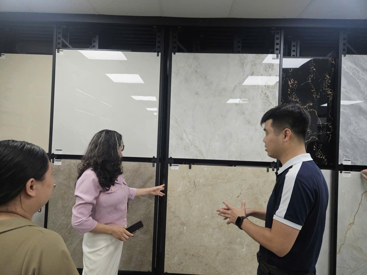 gach-an-do-trung-bay-tai-1-showroom-tai-ha-dong.jpeg