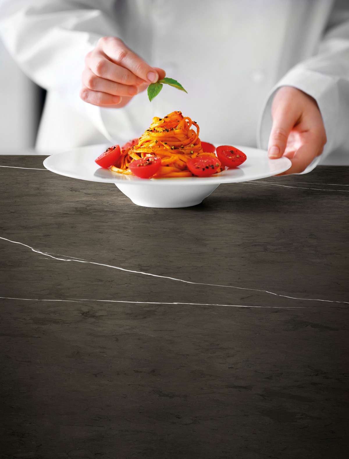 pietra-cocina-marmol-encimera-cocinando.jpg