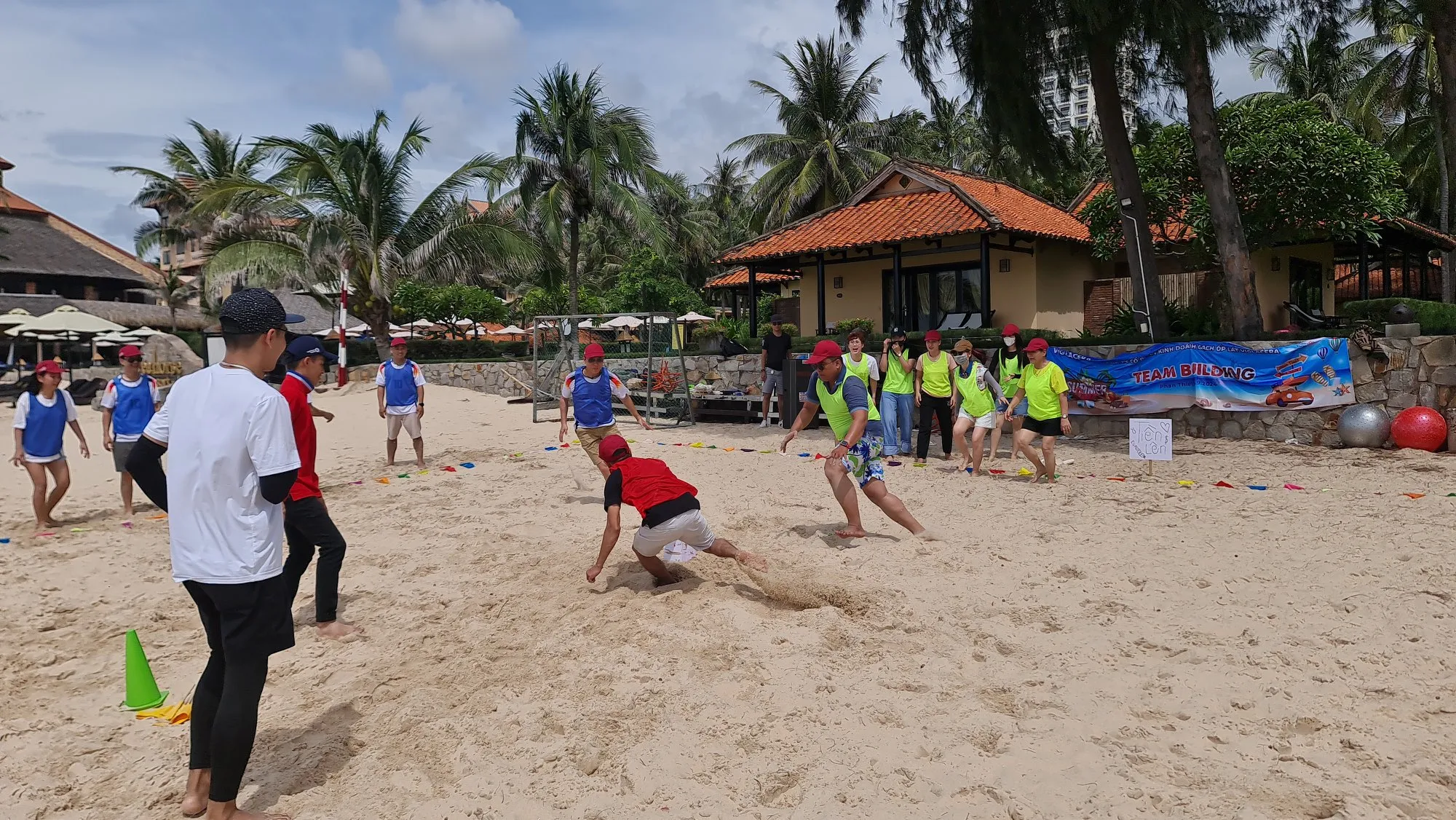 NHỮNG HÌNH ẢNH TEAMBUIDING CỦA CBNV MIỀN TRUNG VÀ MIỀN NAM