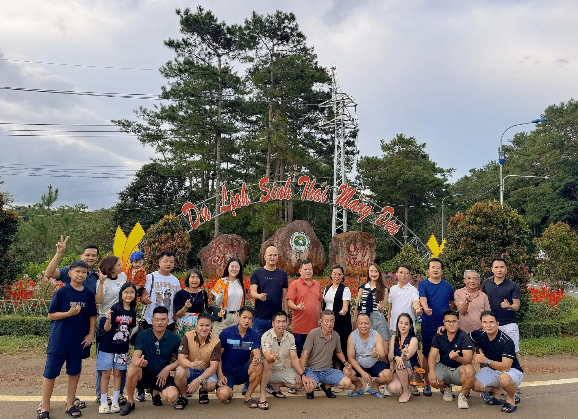 NHỮNG HÌNH ẢNH TEAMBUIDING CỦA CBNV MIỀN TRUNG VÀ MIỀN NAM