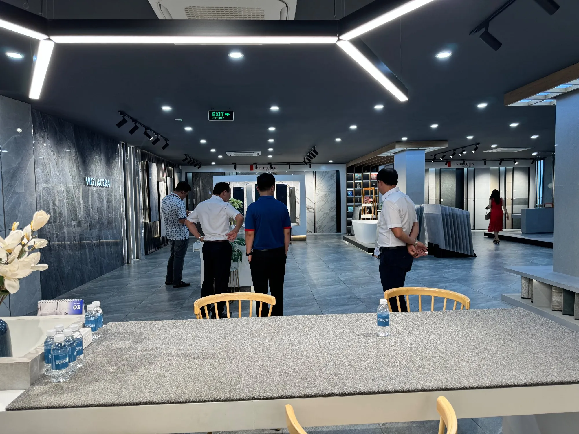 ĐẠI LÝ PHÂN PHỐI GẠCH ỐP LÁT VIGLACERA MIỀN NAM THAM QUAN VIGLACERA CENTER TẠI TP. HỒ CHÍ MINH