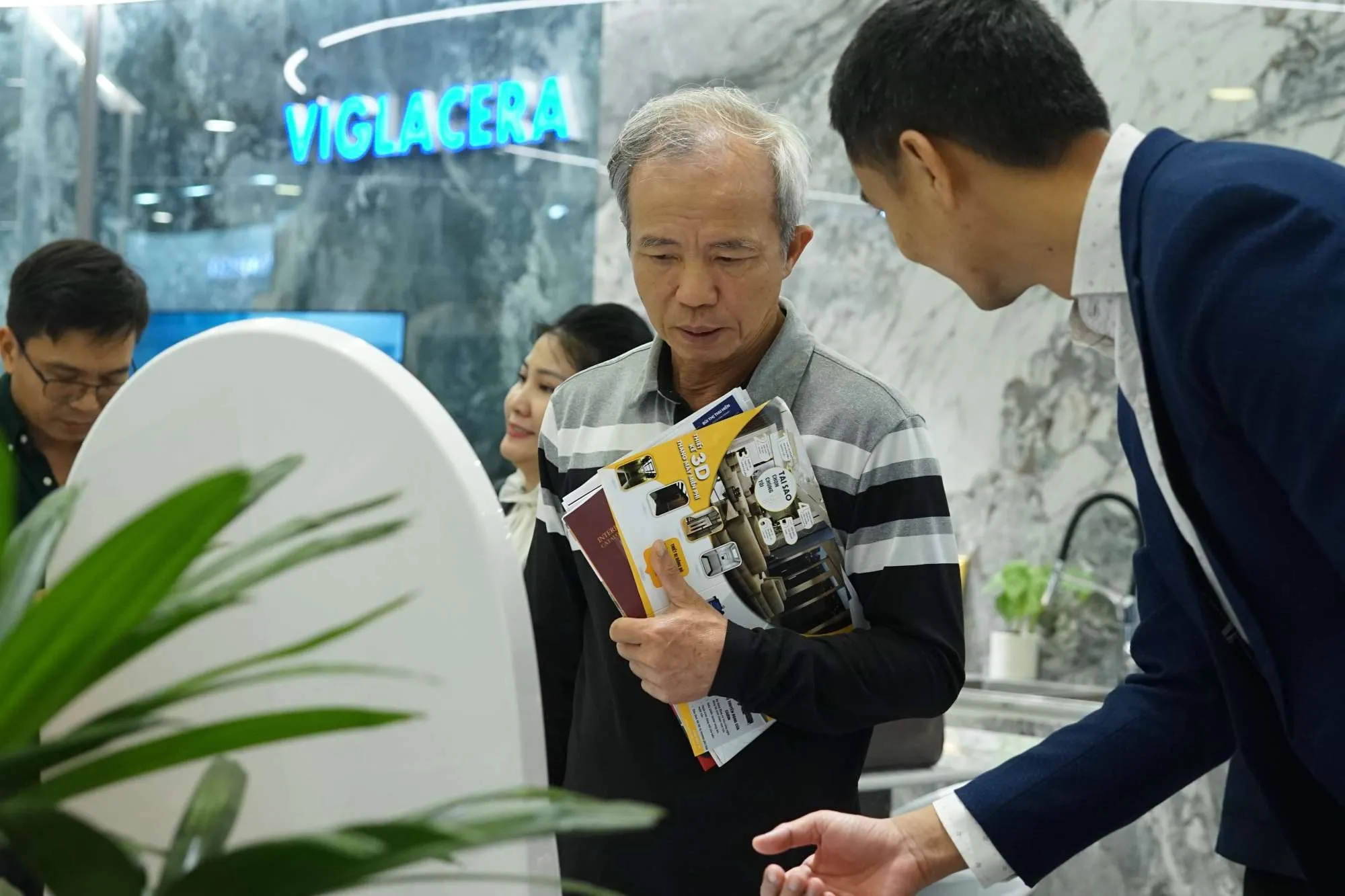 VIGLACERA HÂN HẠNH TIẾP ĐÓN LÃNH ĐẠO HỘI KIẾN TRÚC SƯ VIỆT NAM  VÀ CÁC VỊ QUAN KHÁCH TỚI THAM QUAN KHU TRƯNG BÀY  TẠI TRIỂN LÃM KIẾN TRÚC VIETBUILD 2024