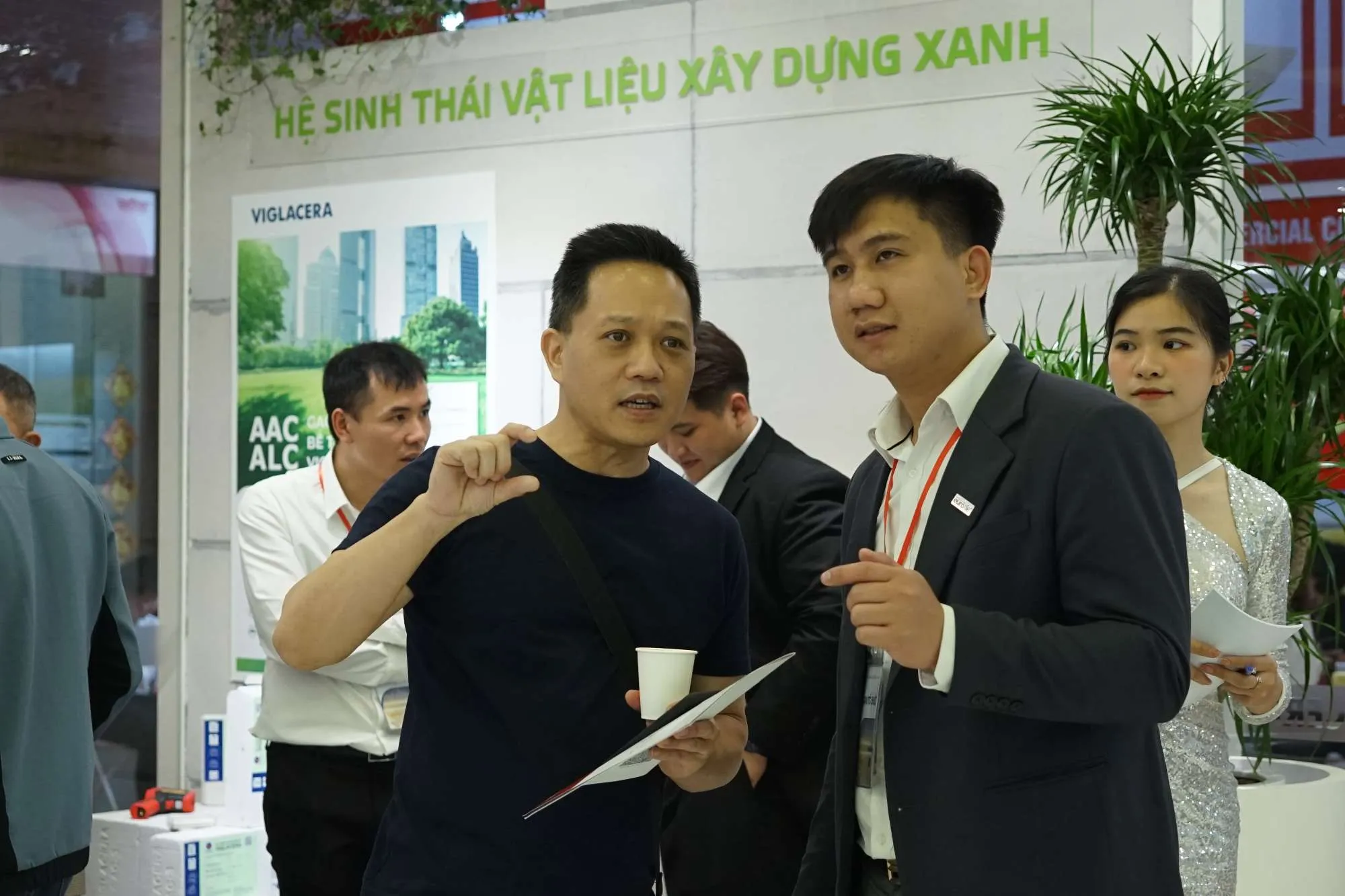 VIGLACERA HÂN HẠNH TIẾP ĐÓN LÃNH ĐẠO HỘI KIẾN TRÚC SƯ VIỆT NAM  VÀ CÁC VỊ QUAN KHÁCH TỚI THAM QUAN KHU TRƯNG BÀY  TẠI TRIỂN LÃM KIẾN TRÚC VIETBUILD 2024