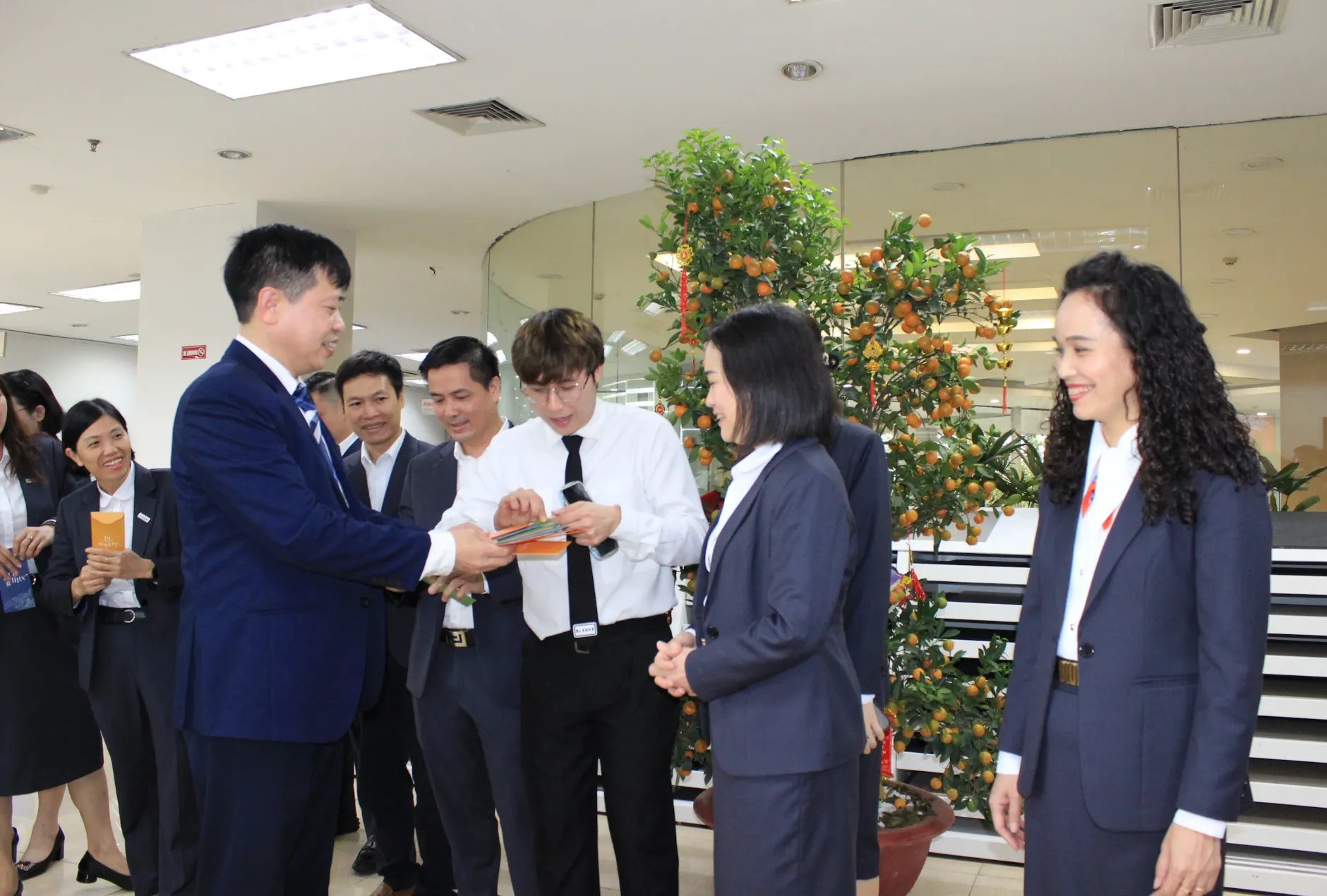 VIGLACERA TƯNG BỪNG KHAI XUÂN GIÁP THÌN VỚI CHỦ ĐỀ “VỮNG BƯỚC – VƯƠN XA”