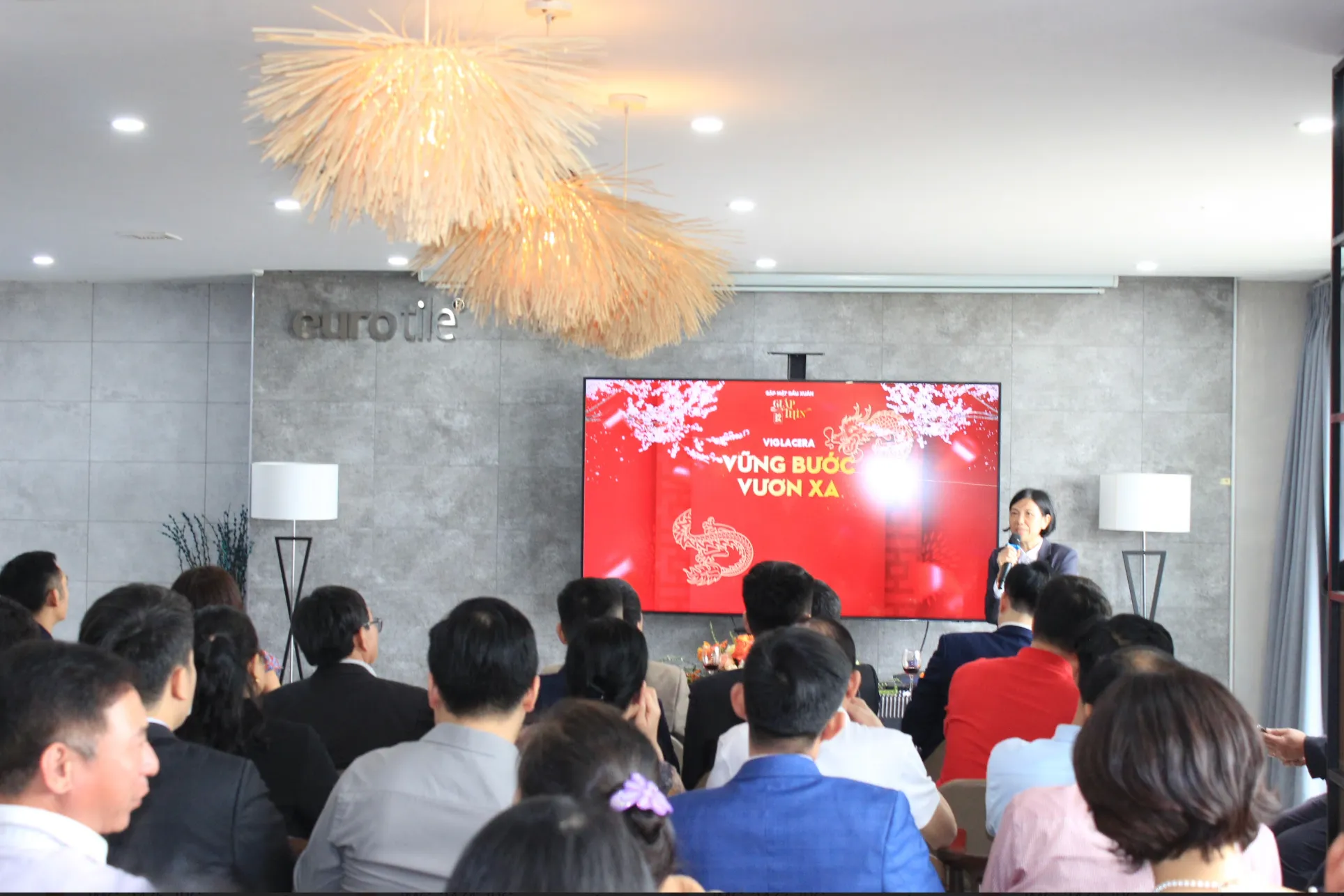 VIGLACERA TƯNG BỪNG KHAI XUÂN GIÁP THÌN VỚI CHỦ ĐỀ “VỮNG BƯỚC – VƯƠN XA”