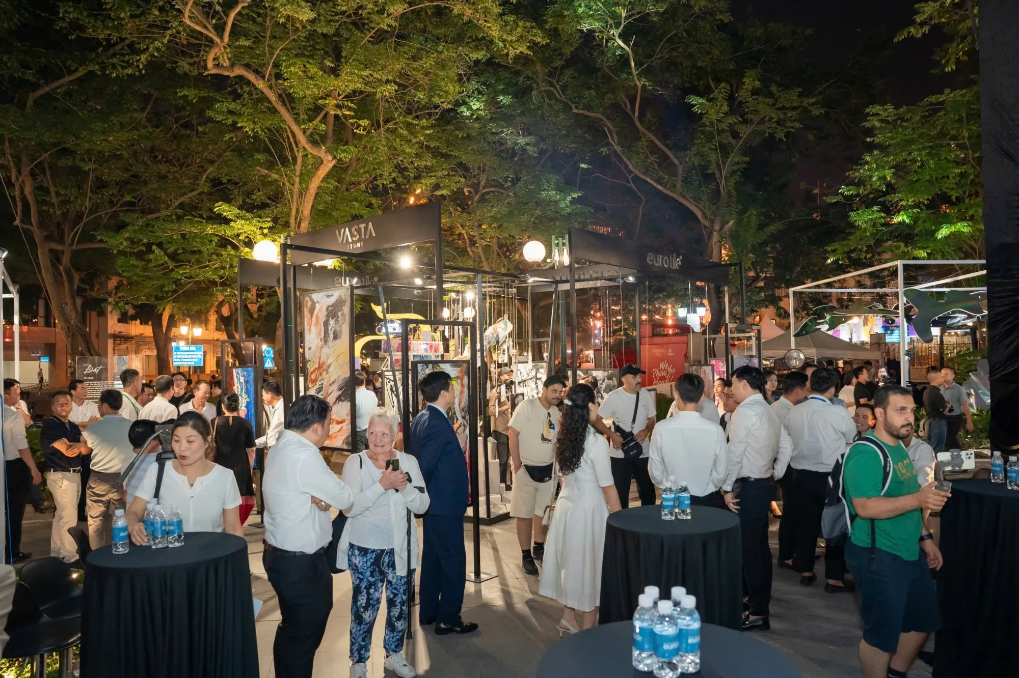 GIAO LỘ ÁNH SÁNG, NGHỆ THUẬT TỪ VẬT LIỆU XANH